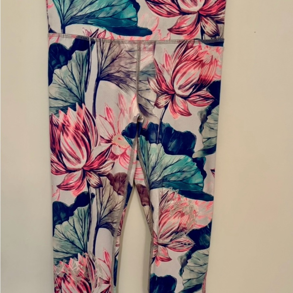 Women’s Evolution and Creation Capri Lotus Floral Active Yoga Leggings SIZE US S